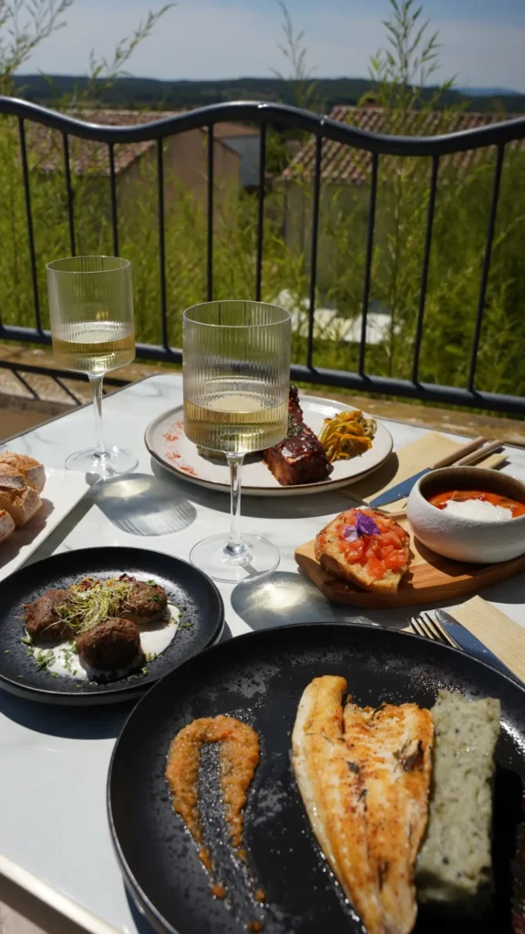 Agence M Com Marseille Ensemble Retsaurant Venelles terrasse plats vue sainte victoire